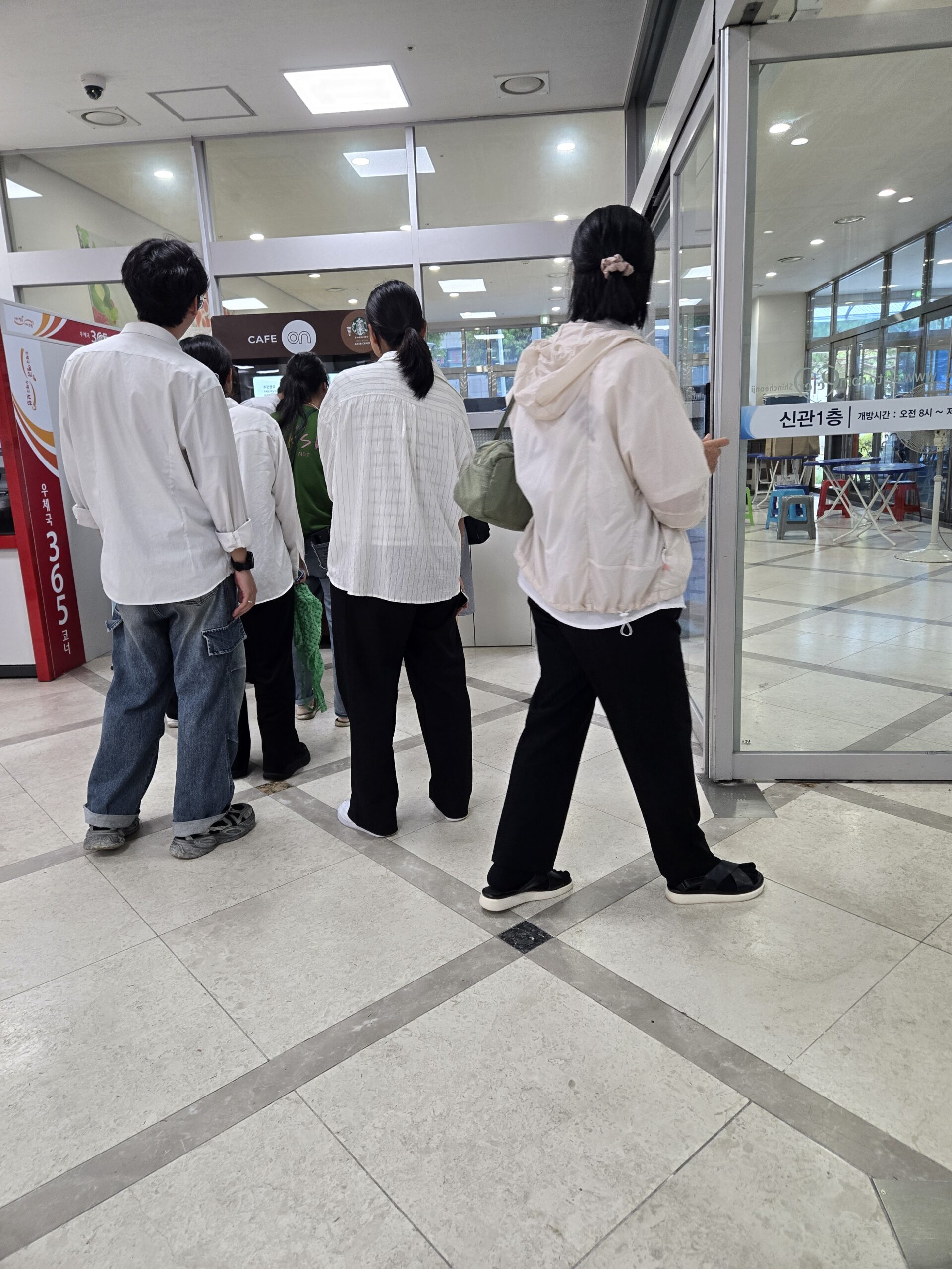 광주 오치동 시온교회 예배일 카페온 무인음료플랫폼을 이용하는 방문객 모습